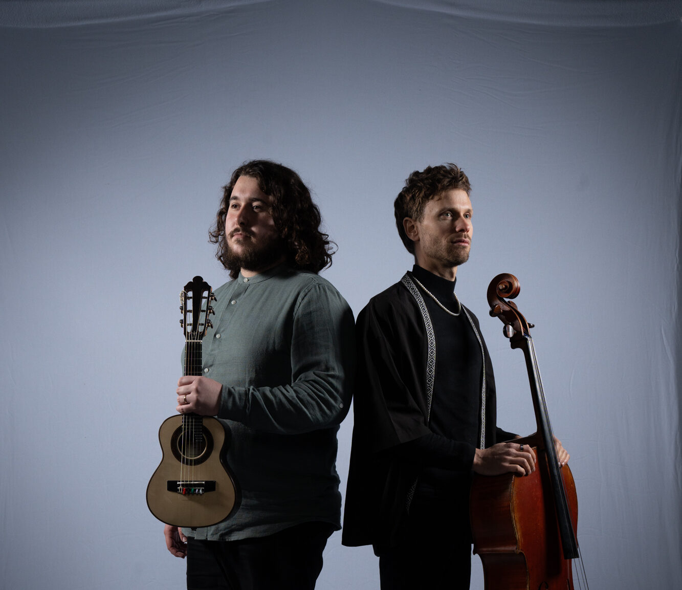 Guillaume Latil au violoncelle et Matheus Donato au cavaquinho, duo du projet Hémisphères au CosmoJazz