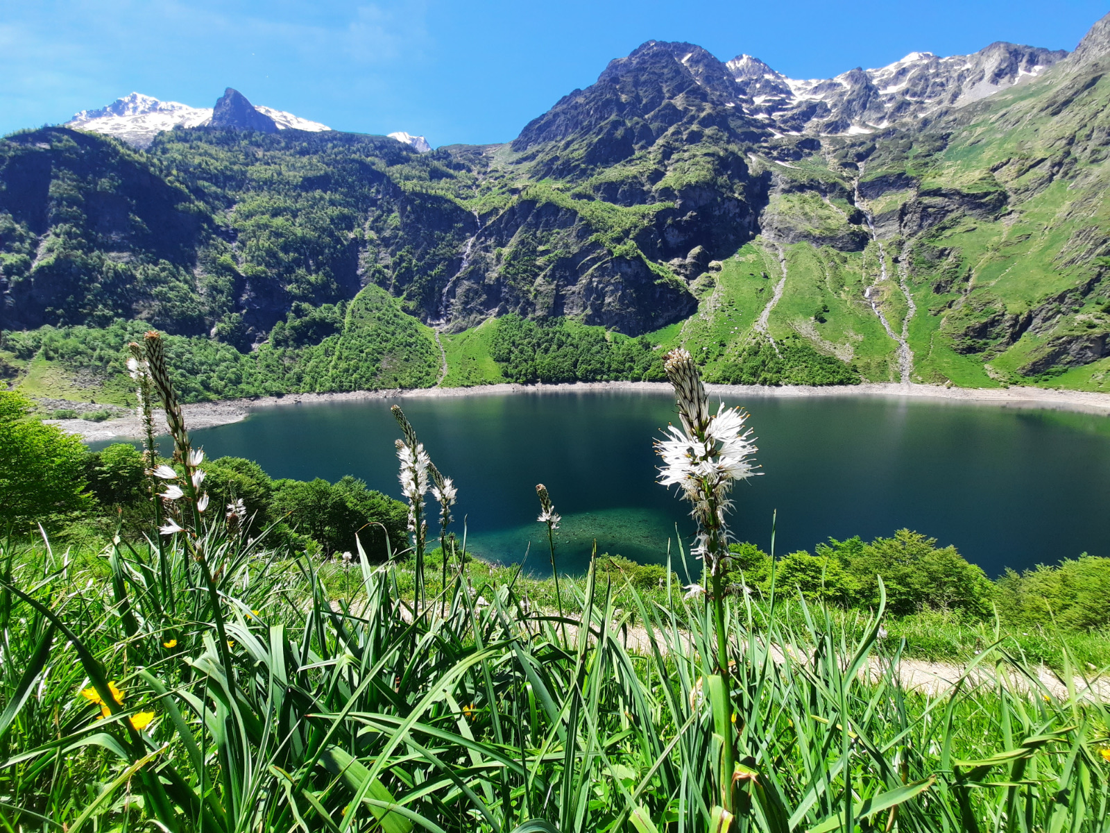 Lac d'Oô au pied de la cascade, fraîcheur d'altitude en plein été