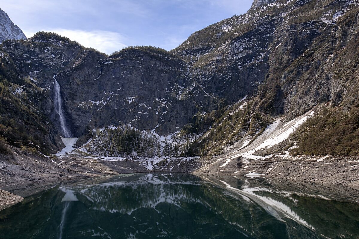 Le lac d'Oô en fin d'hiver, neige résiduelle au printemps